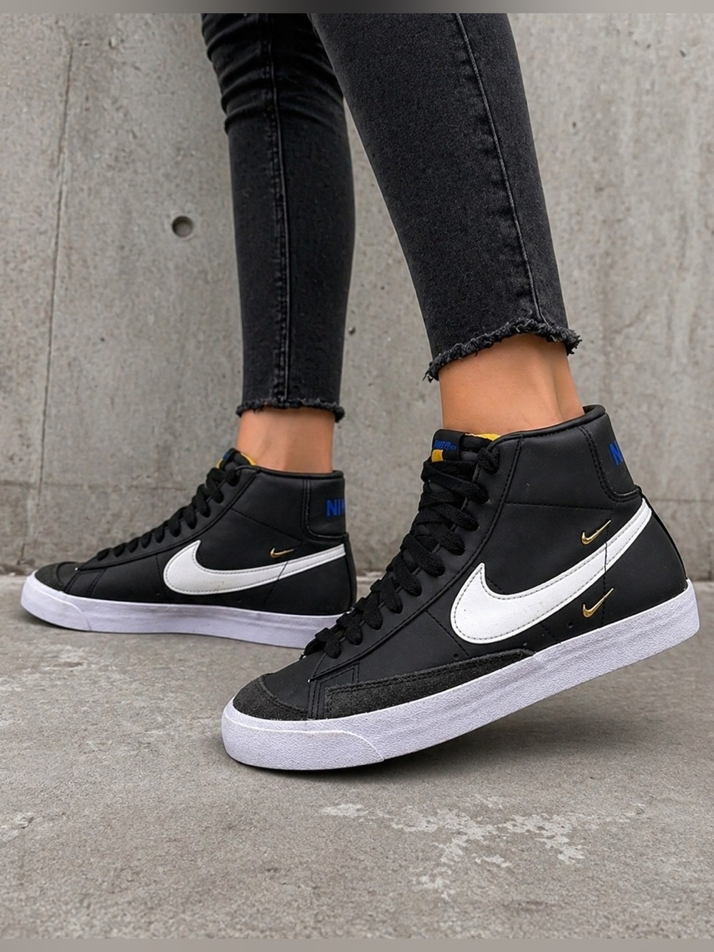 Nike Blazer Mid 77 Womens Size 7 Black White High Top Sneakers - Picture 2 of 10